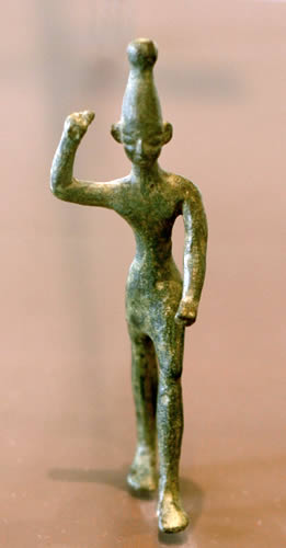 تمثال صغير للإله الكنعاني بعل محفوظ حاليا بمتحف اللوفر بالعاصمة الفرنسية باريس