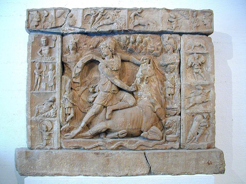 الإله ميثراس و هو يقتل الثور، منحوتة وجدت في منطقة Heidelberg جنوب غرب ألمانيا.