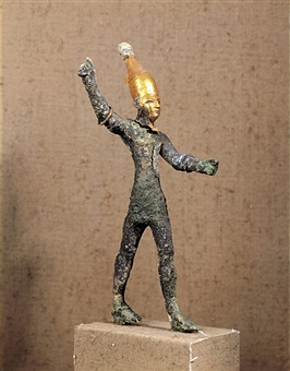 تمثال صغير من البرونز و الذهب للإله بعل تم اكتشافه في منطقة أوغاريت شمال سوريا، موجود حالبا بمتحف اللوفر بباريس.